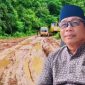 Anggota DPRD NTB Muhamad Aminurlah atau Akrab Disapa Aji Maman dan Terlihat Kondisi Jalan Provinsi Rp19 Miliar Lenangguar-Lunyuk Sumbawa.