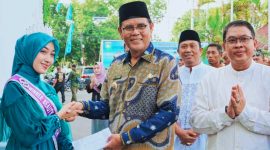 Bupati Sumbawa Ir. H. Syarafuddin Jarot, MP menyerahkan apresiasi berupa bantuan kepada Luthfiah Sabrina atas prestasinya di tingkat nasional, disaksikan jajaran ASN Pemkab Sumbawa.