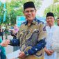 Bupati Sumbawa Ir. H. Syarafuddin Jarot, MP menyerahkan apresiasi berupa bantuan kepada Luthfiah Sabrina atas prestasinya di tingkat nasional, disaksikan jajaran ASN Pemkab Sumbawa.
