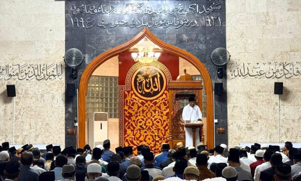Bupati Sumbawa Ir. H. Syarafuddin Jarot, M.P., memimpin Sholat Tarawih malam pertama Ramadan 1447 Hijriah di Masjid Agung Nurul Huda, Sumbawa Besar, khusyuk dan diikuti ribuan jamaah