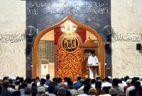 Bupati Sumbawa Ir. H. Syarafuddin Jarot, M.P., memimpin Sholat Tarawih malam pertama Ramadan 1447 Hijriah di Masjid Agung Nurul Huda, Sumbawa Besar, khusyuk dan diikuti ribuan jamaah