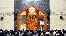 Bupati Sumbawa Ir. H. Syarafuddin Jarot, M.P., memimpin Sholat Tarawih malam pertama Ramadan 1447 Hijriah di Masjid Agung Nurul Huda, Sumbawa Besar, khusyuk dan diikuti ribuan jamaah