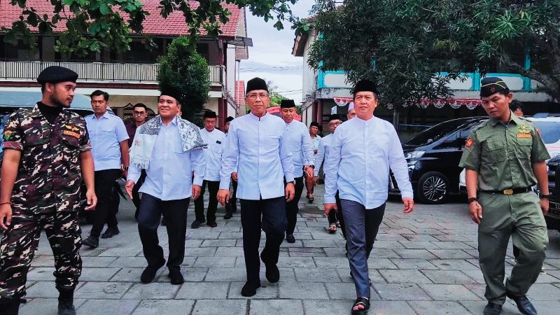Gubernur NTB Lalu Muhamad Iqbal bersama Ketua Umum Yahya Cholil Staquf saat peresmian 41 unit SPPG di Pondok Pesantren Darul Qur’an, Lombok Barat, Sabtu (21/2/2026).