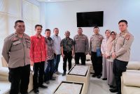 Jajaran Polda Nusa Tenggara Barat bersama pimpinan Fakultas Hukum Universitas Mataram saat rapat koordinasi pembentukan Pusat Studi Kepolisian di Mataram.