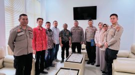 Jajaran Polda Nusa Tenggara Barat bersama pimpinan Fakultas Hukum Universitas Mataram saat rapat koordinasi pembentukan Pusat Studi Kepolisian di Mataram.