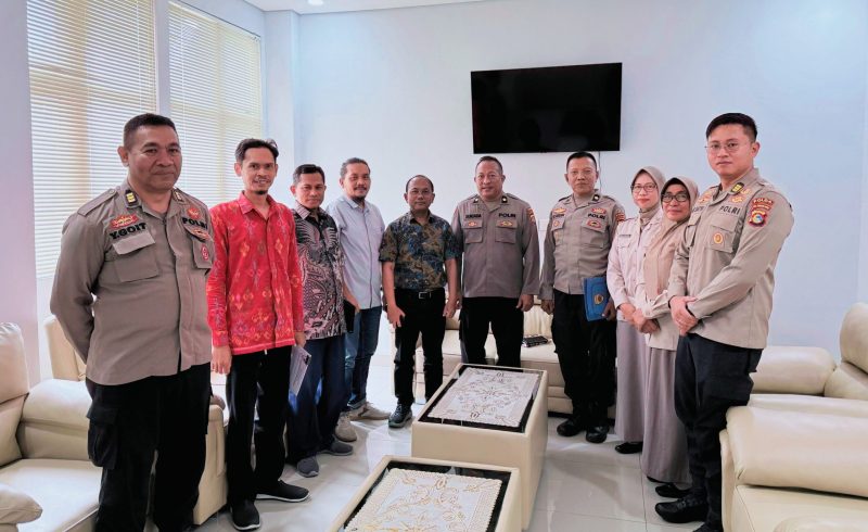 Jajaran Polda Nusa Tenggara Barat bersama pimpinan Fakultas Hukum Universitas Mataram saat rapat koordinasi pembentukan Pusat Studi Kepolisian di Mataram.