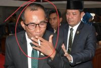 Anggota DPRD PPP Dompu diduga risih berita Bupati, istri, dan pamannya dilaporkan ke KPK, memblokir nomor wartawan, menuai kritik soal transparansi.
