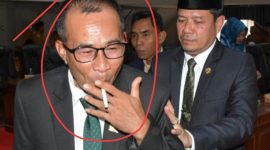 Anggota DPRD PPP Dompu diduga risih berita Bupati, istri, dan pamannya dilaporkan ke KPK, memblokir nomor wartawan, menuai kritik soal transparansi.