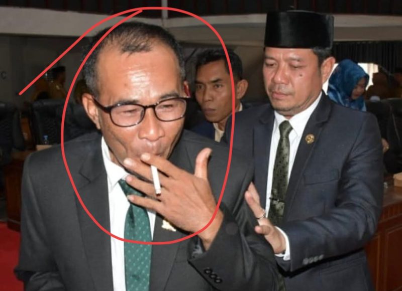 Anggota DPRD PPP Dompu diduga risih berita Bupati, istri, dan pamannya dilaporkan ke KPK, memblokir nomor wartawan, menuai kritik soal transparansi.