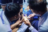 Petugas Damkar Sumbawa saat melakukan evakuasi cincin yang tersangkut di jari warga menggunakan alat pemotong khusus, Minggu (22/2/2026).