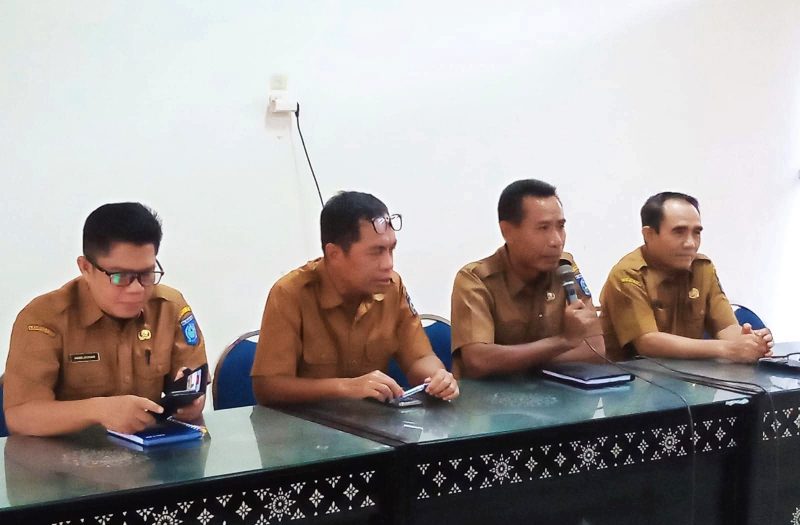 Kepala Dinas Koperasi dan UKM NTB Wirawan Ahmad memimpin rapat internal sekaligus memperkenalkan pejabat baru di Aula Bung Hatta Diskop UKM NTB, Mataram.