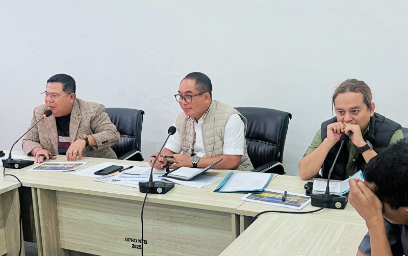 Komisi IV DPRD NTB saat memanggil Dinas PUPR NTB membahas proyek Lenangguar–Lunyuk Rp19 miliar yang belum tuntas.