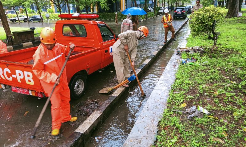 Tim SAR Gabungan melakukan pembersihan drainase di kawasan Kantor Bupati, Kabupaten Lombok Timur, Selasa (24/2/2026), pascabanjir yang melanda wilayah tersebut.