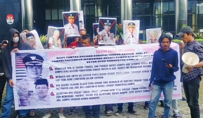 Massa GERAK saat menggelar aksi jilid III di depan Gedung Merah Putih KPK, Jakarta – Mendesak pemeriksaan terhadap Bupati Dompu dan pihak terkait.