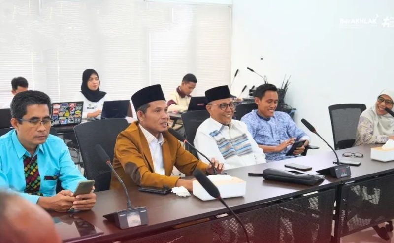 Ketua KPU NTB Muhammad Khuwailid memimpin rapat sinkronisasi teknis 2026 di Mataram – Menekankan pentingnya kelengkapan dokumen di semua divisi.