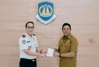 Kantor Imigrasi Kelas II Non TPI Lombok Timur resmi beroperasi. Bupati Haerul Warisin terima paspor perdana, layanan keimigrasian makin dekat dan cepat.