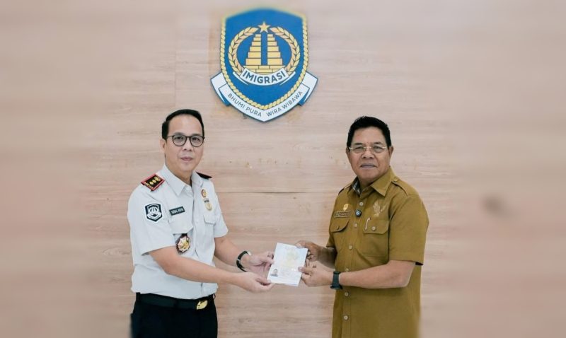 Kantor Imigrasi Kelas II Non TPI Lombok Timur resmi beroperasi. Bupati Haerul Warisin terima paspor perdana, layanan keimigrasian makin dekat dan cepat.
