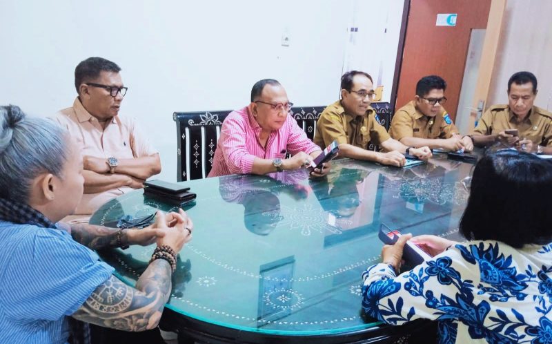 Rombongan DPRD Bali saat kunjungan ke Dinas Koperasi UKM NTB. Pimpinan dan anggota DPRD Bali diterima Sekretaris Dinas Koperasi UKM NTB, H. Amir, untuk membahas sinergi UMKM dan koperasi.