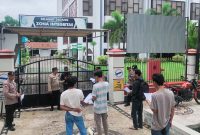 Massa Front Pemuda Progresif NTB menggelar aksi di Mataram, mendesak Kejati NTB mengusut dugaan pengkondisian tender proyek air bersih PDAM Lombok Utara Tahun Anggaran 2017.