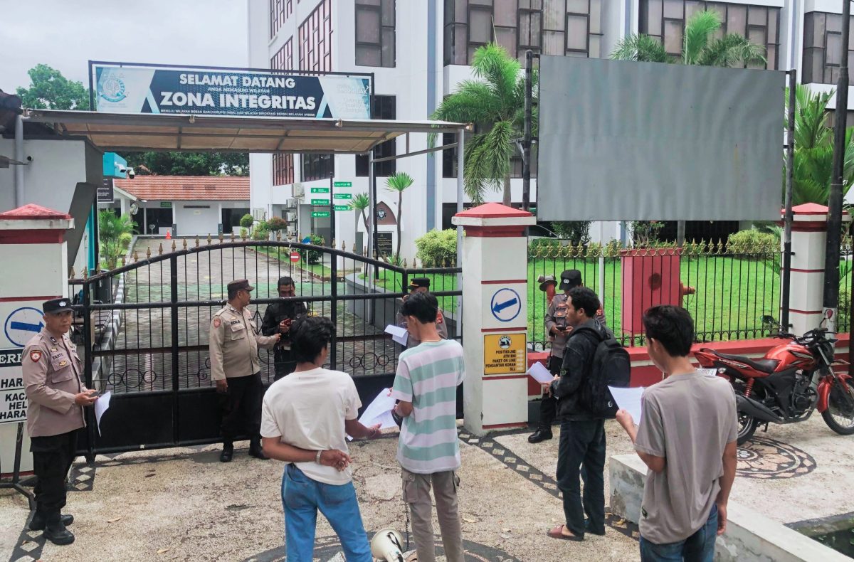 Massa Front Pemuda Progresif NTB menggelar aksi di Mataram, mendesak Kejati NTB mengusut dugaan pengkondisian tender proyek air bersih PDAM Lombok Utara Tahun Anggaran 2017.