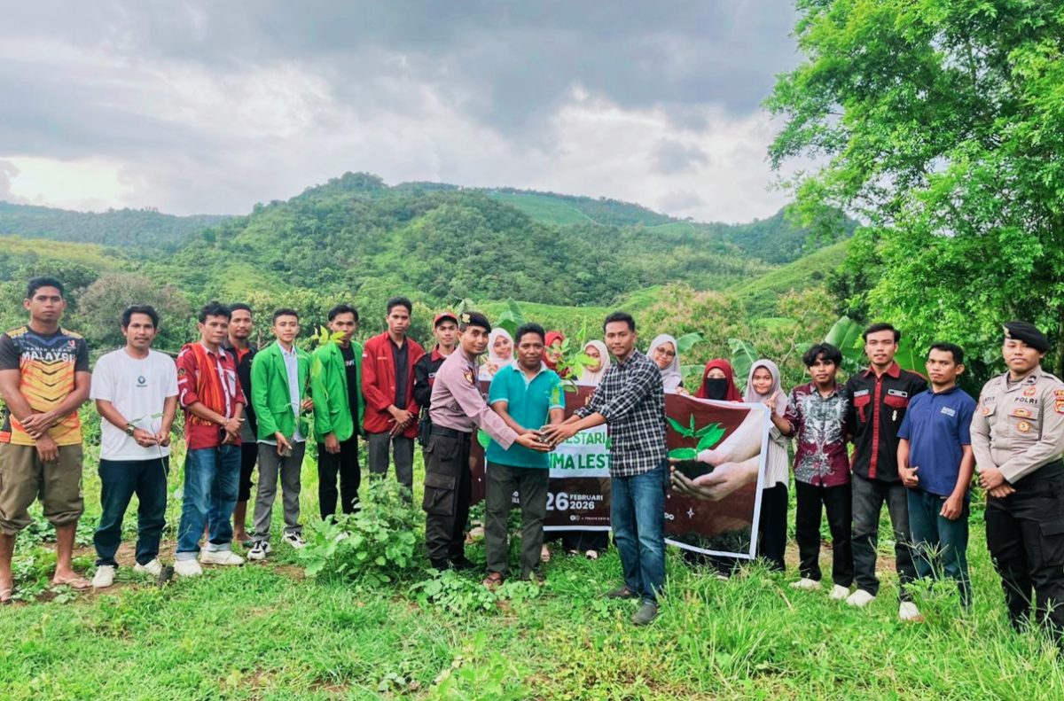 Mahasiswa IMM Iustitia FH UM Bima bersama Kepala Desa Lere dan aparat Kepolisian Resor Bima melakukan penanaman pohon kemiri di perbukitan Desa Lere, Kamis (26/2/2026).