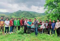 Mahasiswa IMM Iustitia FH UM Bima bersama Kepala Desa Lere dan aparat Kepolisian Resor Bima melakukan penanaman pohon kemiri di perbukitan Desa Lere, Kamis (26/2/2026).