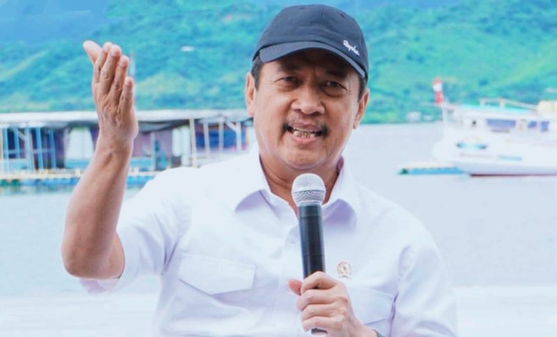 Menteri Kelautan dan Perikanan RI bersama Bupati Sumbawa saat meninjau kawasan Pulau Bungin yang disiapkan menjadi sentra budidaya lobster dan mutiara.