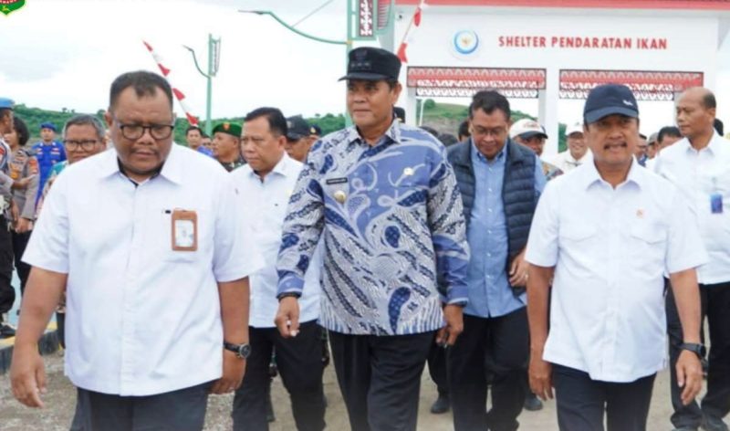 Menteri Kelautan dan Perikanan RI Ir. Sakti Wahyu Trenggono, M.M., IPU., bersama Bupati Sumbawa Ir. H. Syarafuddin Jarot, M.P., saat meresmikan Kampung Nelayan Merah Putih di Pulau Bungin, Jumat (27/02/2025).