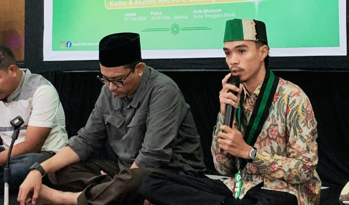 Ketua Umum Formatur HMI MPO Cabang Mataram, Hakim Bima Persada, menyampaikan sambutan dalam kegiatan buka puasa bersama dan silaturahmi kader di Aula Museum NTB.