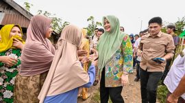 Wagub NTB Indah Dhamayanti Putri menyapa hangat dan bersalaman dengan warga Desa Saneo, Dompu, sebelum menyerahkan bantuan kepada keluarga miskin ekstrem yang disambut penuh haru dan antusiasme.
