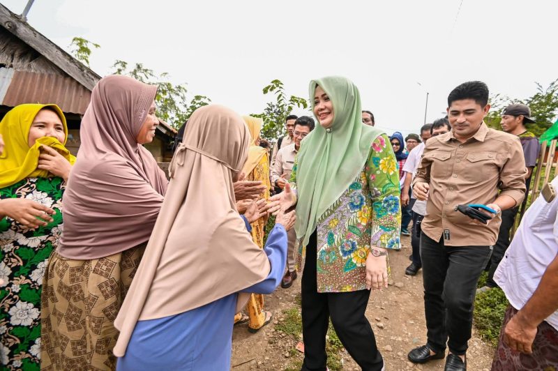 Wagub NTB Indah Dhamayanti Putri menyapa hangat dan bersalaman dengan warga Desa Saneo, Dompu, sebelum menyerahkan bantuan kepada keluarga miskin ekstrem yang disambut penuh haru dan antusiasme.