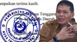Lalu Moh Faozal dengan latar dokumen surat resmi yang memuat bukti tanda tangan Pelaksana Harian (Plh) Sekretaris Daerah NTB, Budi Herman, usai pergantian jabatan di lingkungan Pemerintah Provinsi NTB.