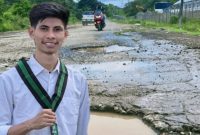 Penulis bersama kondisi jalan rusak di ruas perbatasan Benete–Mantun, Kabupaten Sumbawa Barat, yang membahayakan pengguna jalan.