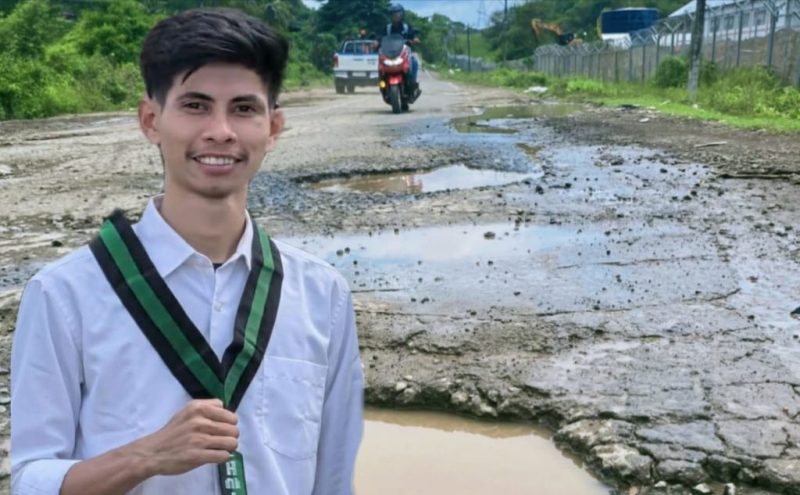 Penulis bersama kondisi jalan rusak di ruas perbatasan Benete–Mantun, Kabupaten Sumbawa Barat, yang membahayakan pengguna jalan.