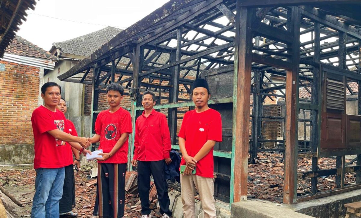 Sekretaris DPC PDI Perjuangan Lombok Timur menyerahkan bantuan kepada Suryadi, kader yang rumahnya hangus terbakar di Wanasaba Lauk.