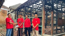 Sekretaris DPC PDI Perjuangan Lombok Timur menyerahkan bantuan kepada Suryadi, kader yang rumahnya hangus terbakar di Wanasaba Lauk.