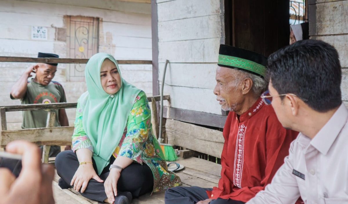 Wakil Gubernur NTB, Indah Dhamayanti Putri, meninjau rumah warga dalam rangka Safari Ramadan sekaligus melihat pelaksanaan Program Desa Berdaya di Desa Saneo, Kecamatan Woja, Kabupaten Dompu, Minggu (1/3/2026).