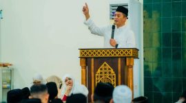 Gubernur NTB Lalu Muhamad Iqbal menyampaikan sambutan saat Safari Ramadan di Masjid Al-Muttaqin, Suralaga, Lombok Timur, Jumat (27/02).