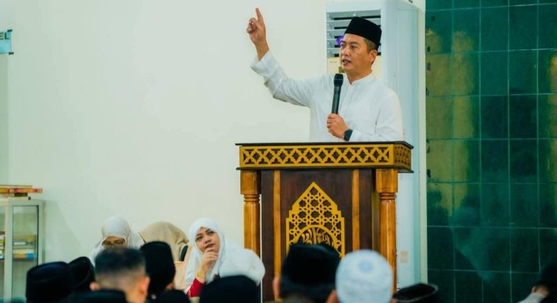 Gubernur NTB Lalu Muhamad Iqbal menyampaikan sambutan saat Safari Ramadan di Masjid Al-Muttaqin, Suralaga, Lombok Timur, Jumat (27/02).