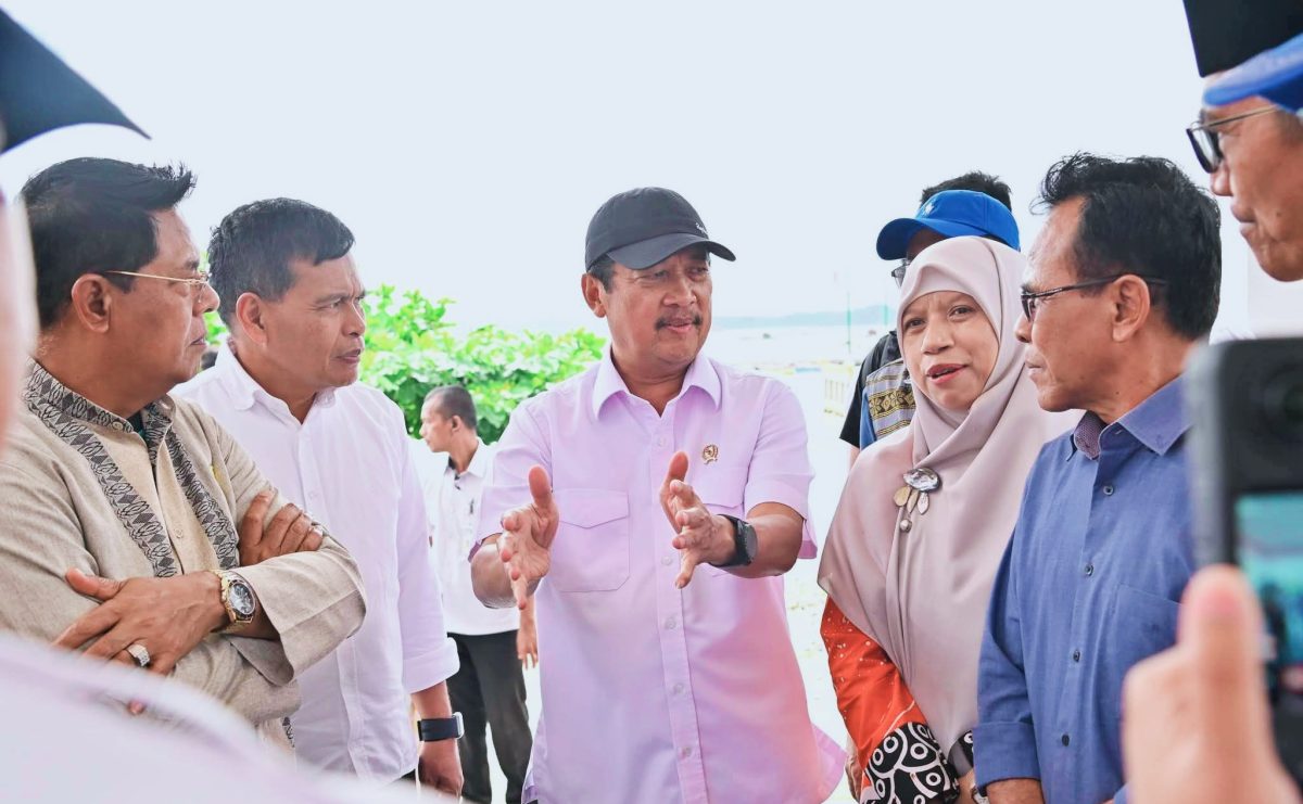 Menteri KKP Sakti Wahyu Trenggono saat berdialog dengan nelayan di Kampung Nelayan Merah Putih, Ekas Lombok Timur