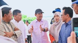 Menteri KKP Sakti Wahyu Trenggono saat berdialog dengan nelayan di Kampung Nelayan Merah Putih, Ekas Lombok Timur