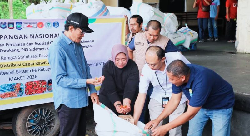 Wakil Bupati Lombok Tengah H.M. Nursiah menerima pasokan 1 ton cabai rawit merah dari Enrekang Sulawesi Selatan di Bandara Internasional Zainuddin Abdul Madjid (BIZAM), Minggu (1/3/2026).