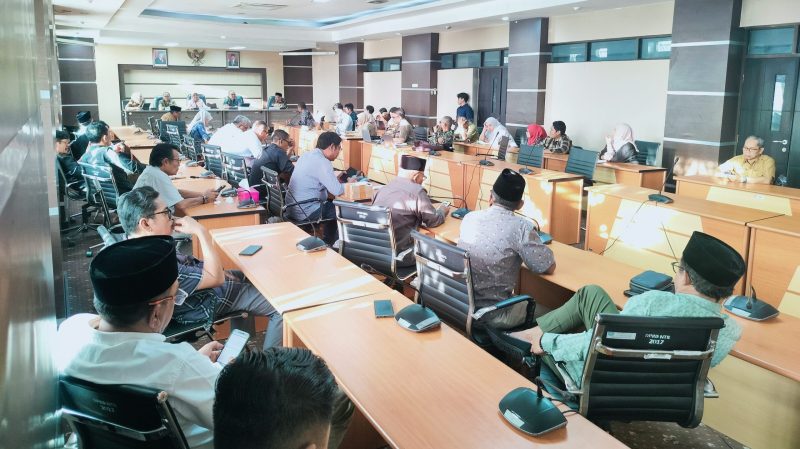 Direktur Lingkungan Hidup Bappenas Nizhar Marizi bersama Ketua DPRD NTB Hj Isvie Rupaeda saat pertemuan di Ruang Rapat DPRD NTB, Selasa (3/3/2026), membahas Pergub Pembangunan Rendah Karbon dan Berketahanan Iklim.
