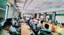 Direktur Lingkungan Hidup Bappenas, Nizhar Marizi, bersama pimpinan DPRD NTB saat dialog pembahasan Pergub Rencana Pembangunan Rendah Karbon dan Berketahanan Iklim di Gedung Sektretariat DPRD NTB, Kota Mataram, Selasa (3/3/2026).