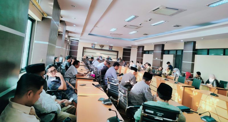 Direktur Lingkungan Hidup Bappenas, Nizhar Marizi, bersama pimpinan DPRD NTB saat dialog pembahasan Pergub Rencana Pembangunan Rendah Karbon dan Berketahanan Iklim di Gedung Sektretariat DPRD NTB, Kota Mataram, Selasa (3/3/2026).