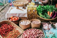Bahan Pokok dan Bumbu di Pasar Tradisional NTB- Cabai, ayam, dan bahan pokok lainnya terlihat di pasar tradisional NTB