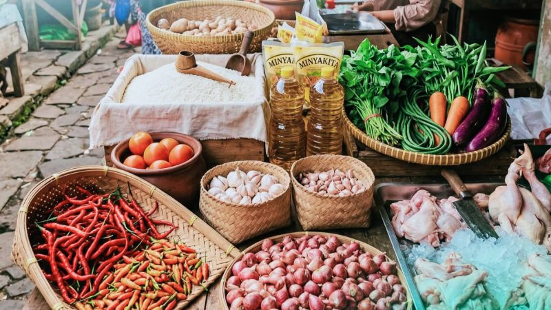 Bahan Pokok dan Bumbu di Pasar Tradisional NTB- Cabai, ayam, dan bahan pokok lainnya terlihat di pasar tradisional NTB
