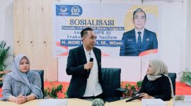 Anggota DPR RI H. Mori Hanafi saat memberikan materi sosialisasi 4 Pilar Kebangsaan kepada peserta di Kota Bima, Selasa (10/2/2026).