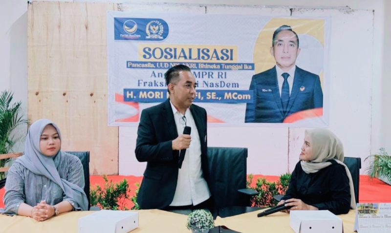 Anggota DPR RI H. Mori Hanafi saat memberikan materi sosialisasi 4 Pilar Kebangsaan kepada peserta di Kota Bima, Selasa (10/2/2026).