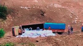 Sebuah mobil truk pengangkut hasil pertanian terlihat tergeletak setelah tergelincir saat melintasi ruas jalan provinsi Lenangguar–Lunyuk di Kabupaten Sumbawa yang rusak. Insiden tersebut menyebabkan arus lalu lintas sempat macet dan memperkuat keluhan masyarakat terhadap kondisi jalan proyek bernilai lebih dari Rp19 miliar itu.